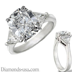Engagement ring with side diamond Triangles