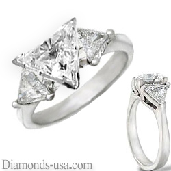 Engagement ring with side diamond Triangles