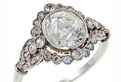 anillo de compromiso vintage bisel engastado con halo de diamantes