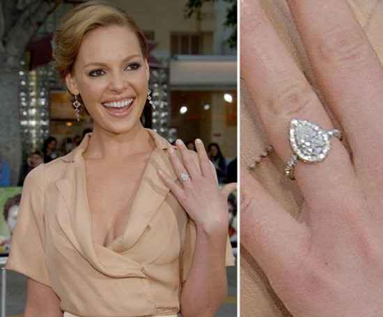 Katherine Heigel muestra su anillo de diamante en forma de pera Halo