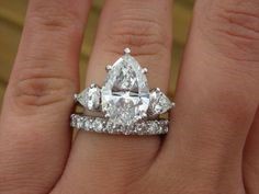 La mano de Jessica Simpson con su anillo de diamantes en forma de pera