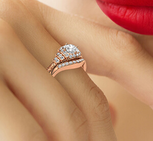 Juego de oro rosa y anillos de boda estilo vintage.