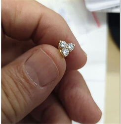 Foto Pendientes de racimo de diamantes de tres puntas comunes, 0,58 quilates de