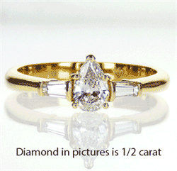 Foto Anillo de compromiso con dos diamantes baguette cónicos de 0,24 quilates de