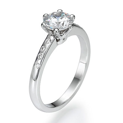 Designers model,6 prongs with side stones