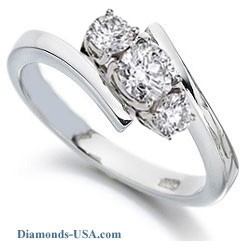 Picture of Embracing three Diamonds ring