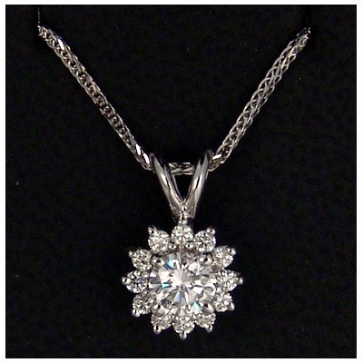 Cluster pendant for round diamonds 