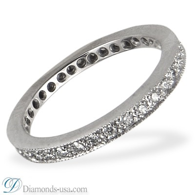 Delicados anillos de novia engastados con diamantes redondos.