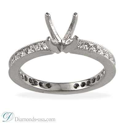 Delicados anillos de novia engastados con diamantes redondos.