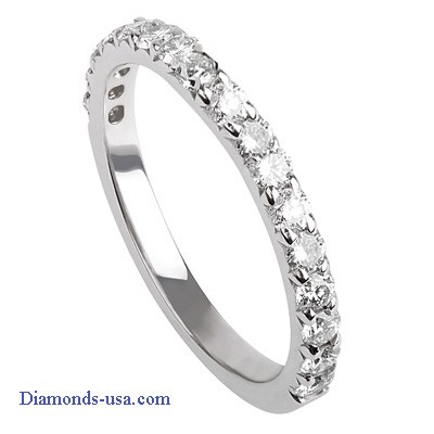 Anillo de boda con diamantes redondos de 3/4 quilates.