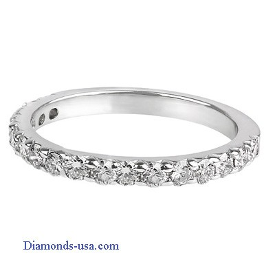 Anillo de boda con diamantes redondos de 3/4 quilates.