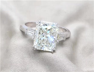 Foto Diamante Natural 5.03 quilates, Radiante , Color I, claridad SI2 y certificado GIA de