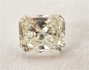 Foto Diamante Natural 0.39 quilates, Radiante , Color J, claridad SI1 y certificado GIA de