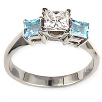 Anillo de compromiso con Princesa lado Aquamarines