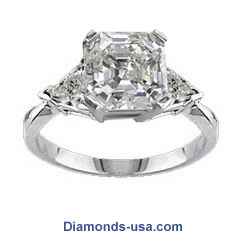 Engagement ring with side diamond Triangles