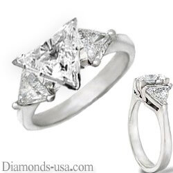 Foto Anillo de compromiso con triángulos de diamantes laterales de