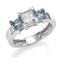 Foto Anillo de compromiso con dos piedras laterales de aguamarina de