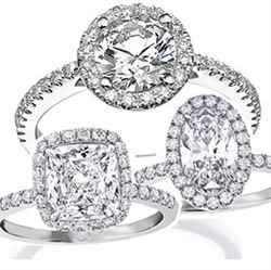 Diamante oval en anillos de compromiso de halo