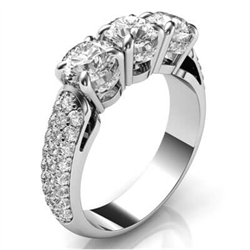 Foto Three stones diamond ring encrusted with diamonds de