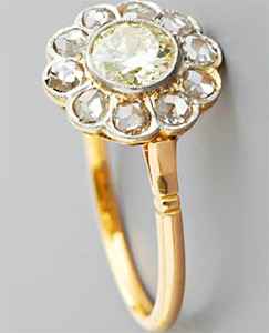 Anillo de compromiso vintage con grandes diamantes en el halo