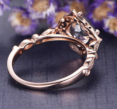 Réplica de art déco de perfil bajo. Anillo de compromiso Halo para cojines redondos y diamantes Princess.