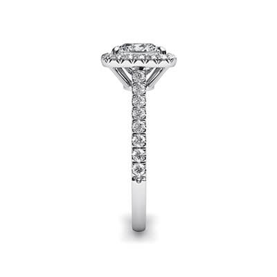 Delicada almohada de halo de diamantes para el anillo de compromiso Princesa
