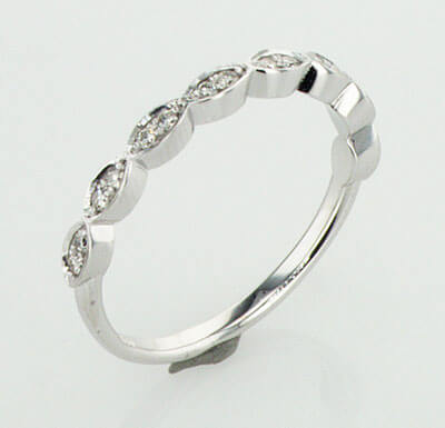 Scalloped diamonds wedding band