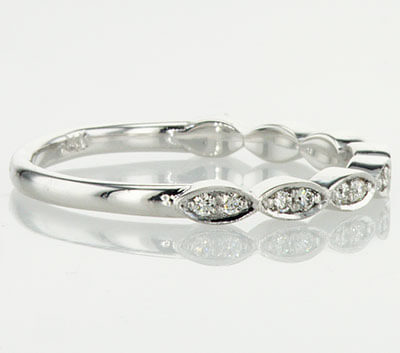 Scalloped diamonds wedding band