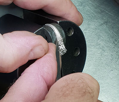 Réplica de anillo de compromiso vintage grabado a mano