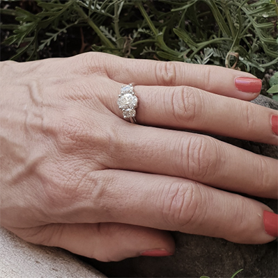 Anillo de compromiso de 2 quilates con diamantes de 3 óvalos
