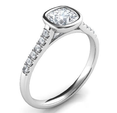 Delicado anillo de compromiso de bajo perfil con bisel tipo catedral para cojines con diamantes laterales-Amanda