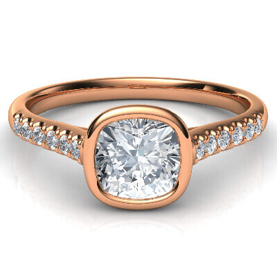 Delicado anillo de compromiso de bajo perfil con bisel tipo catedral para cojines con diamantes laterales-Amanda