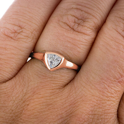 Anillo de compromiso barato de triángulo con diamante natural de 0.24 quilates H VS1