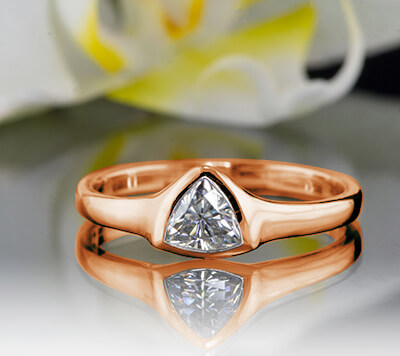 Anillo de compromiso barato con triángulo de oro rosa con diamante natural de 0.24 quilates H VS1