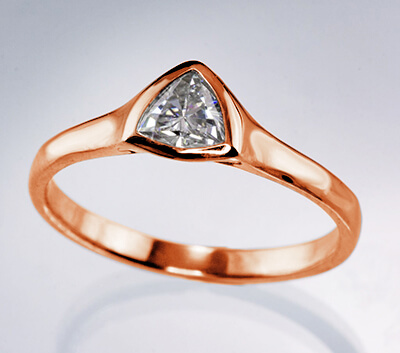 Anillo de compromiso barato con triángulo de oro rosa con diamante natural de 0.24 quilates H VS1