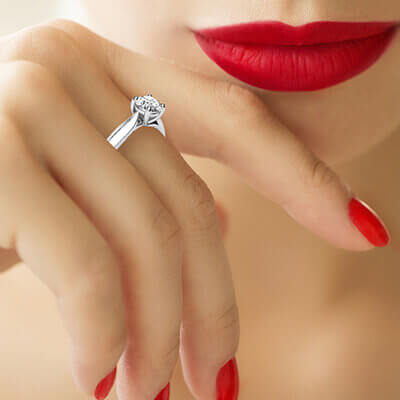 El nuevo anillo de compromiso Criss Cross Solitaire