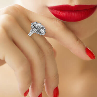 Anillo de compromiso Art Deco con diamantes laterales de 0,42 quilates.