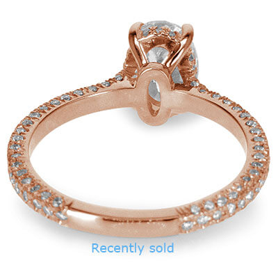 Anillo de compromiso de halo secreto con incrustaciones de diamantes en oro rosa.