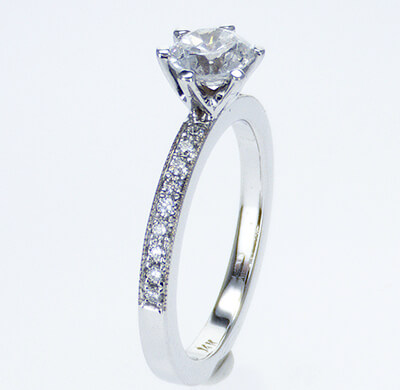 Allanar conjunto diamantes lado anillo de compromiso Novo