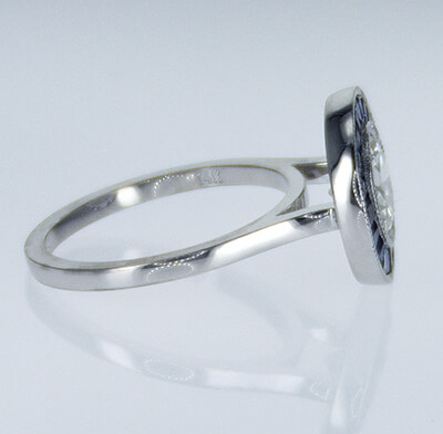 Anillo de compromiso con halo de zafiros naturales.