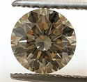 0.82 quilates, diamante redondo con muy buen corte, color champán elegante, claridad VS2 y certificado por EGS / EGL