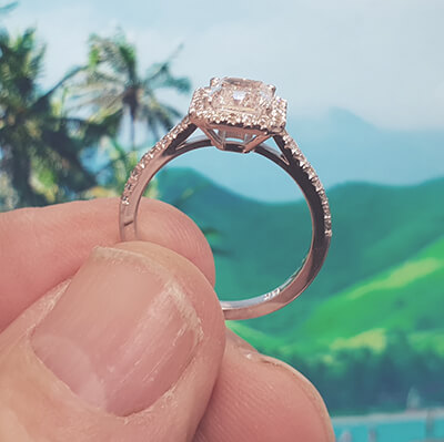 Anillo de compromiso de halo para diamantes más grandes.