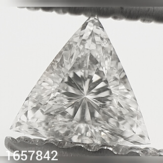 Foto 0.15 quilates, diamante triangular con muy buen corte, color F, claridad VS2 y certificado por CGL de
