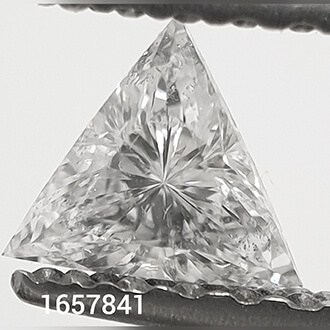 0.19 quilates, diamante triangular con muy buen corte, color E, claridad SI1 y certificado por CGL
