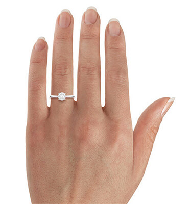 Delicado anillo de compromiso preestablecido con halo 0,42 quilates en total