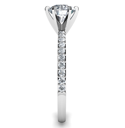 Modelo de anillo de compromiso con cabeza de 4 o 6 puntas, con diamantes laterales, puntas comunes engastadas en 0,20 quilates