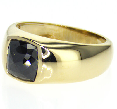 Anillo de compromiso para hombre engastado con diamante Black Cushion de 3 quilates.