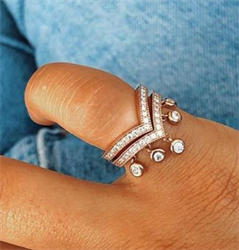 Foto Dos anillos de diamantes de 3/4 quilates, un anillo con diamantes colgantes de