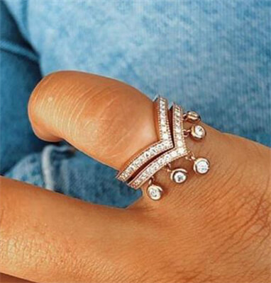 Dos anillos de diamantes de 3/4 quilates, un anillo con diamantes colgantes