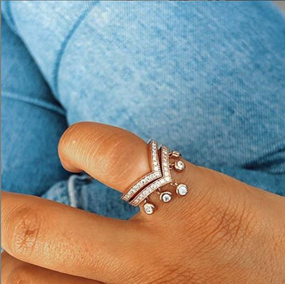 Dos anillos de diamantes de 3/4 quilates, un anillo con diamantes colgantes